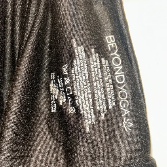 Beyond Yoga Black Infinity Scarf with Hidden Pocket One Size - Picture 5 of 5